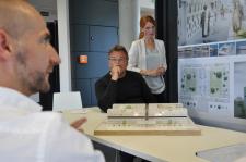 Masterabsolventin der FH Lübeck Sarah Friede mit Prof. Dr. med., Dipl.-Ing. Oliver Rentzsch und Prof. Dipl.-Ing. Stephan Wehrig (links)