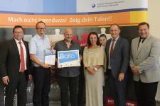 v.l.n.r.: Vizepräsident der Handwerkskammer Mannheim Rhein-Neckar-Odenwald Klaus Hofmann, Schulleiter Patrick Merz, Boris-Beauftragter Björn Jurk, Laudatorin Gabriele Ritter, Christoph Udluft (1. Bürgermeister-Stellvertreter der Gemeinde Dielheim) und Alexander Urban (Projektbüro Boris – Berufswahl-Siegel) (Bild: Handwerkskammer Mannheim)