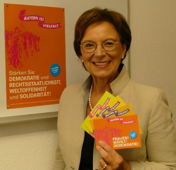 KDFB Vorsitzende Emilia Müller mit den Aktionsmaterialien_Ausschnitt.jpg