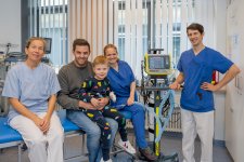 Ein Teil des Sandmännchen-Teams mit einem Patienten und seinem Vater. / Bildquelle: Markus Kümmerle, Städtisches Klinikum Karlsruhe