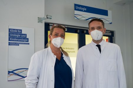 (v. l. n. r): Dr. Ines Wissussek, leitende Oberärztin der Urologie, mit Privatdozent Dr. Christian Arsov, neuer Chefarzt der Urologie, vor der urologischen Ambulanz im „Eli“.