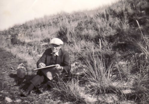 Erwin_Bowien_zeichnend_in_den_Dünen_von_Egmond_aan_Zee__1935.png