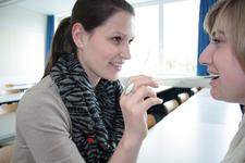 Anna-Lena-Meyer (links) und Imke Kraatz bei einer Probetypisierung