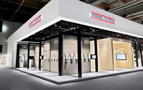 ‚Klare Linie‘ für erneuerbare Energie lautet die aktuelle Kampagne des Haustechnikherstellers STIEBEL ELTRON. Dieses Motto wurde auf dem 1.300-Quadratmeter-Stand konsequent umgesetzt