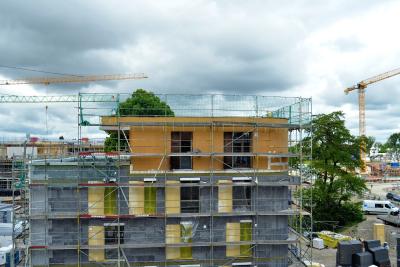 Fassade mit zwei WDVS: Soweit der Korpus der vier Freistil-Gebäude aus Beton besteht, ist er mit dem alsecco System basic umdämmt. Die 240 mm dicken EPS-Dämmplatten sind der Wärmeleitgruppe WLG 032 zuzurechnen. Das oberste Geschoss bildet ein aufgestocktes Penthouse in Holzrahmenbauart. Seine Außenwände ummantelt ein INTHERMO Holzfaser-WDVS mit HFD-Exterior Compact-Dämmplatten in 100 mm Stärke. In der Dämmebene sind die beiden miteinander arrangierten WDVS von alsecco und INTHERMO durch einen gebäudeumlaufenden Brandriegel aus Mineralwolle voneinander getrennt. Foto: Achim Zielke für INTHERMO, Ober-Ramstadt; www.inthermo.de