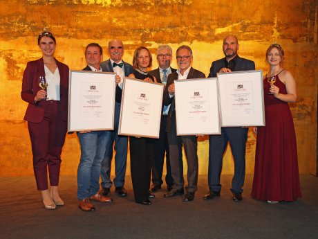 Foto Staatsehrenpreisträger 2023 mit Urkunde_Rudi Merkl_Fränkischer Weinbauverband.jpg