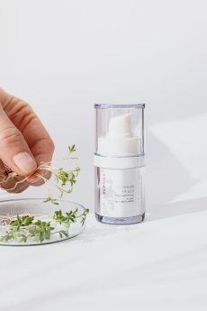CELLBERRIES® Pure Vitamins Eye Balm_Mood2.jpg