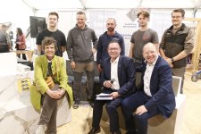  Freuten sich gemeinsam mit den Fliesen- und Mosaiklegern (im Hintergrund) über ihre neuen Bänke mit den selbst gelegten Wappen von Land und Stadt Mannheim: Regierungspräsidentin Sylvia M. Felder und Mannheims Oberbürgermeister Christian Specht neben Handwerkskammerpräsident Klaus Hofmann.