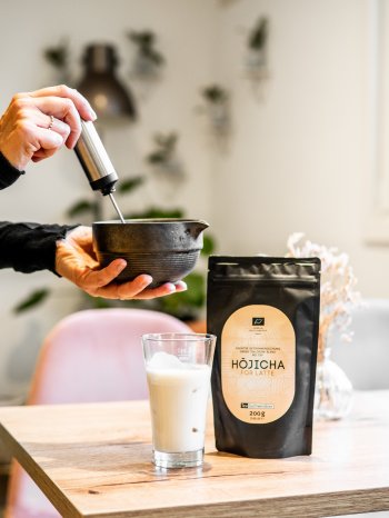 TeeGschwendner_Hojicha-Latte-Zubereitung_01.jpg