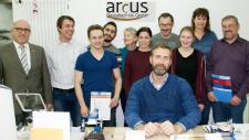 Die Kolleginnen und Kollegen der ARcUS Dentaltechnik GmbH in Tübingen waren zur Auszeichnung von Mattis Harder (dritter von links) zum Lehrling des Monats vollständig erschienen. Rainer Neth, stellvertretender Hauptgeschäftsführer der Handwerkskammer Reutlingen, überbrachte die Urkunde und ein Präsent