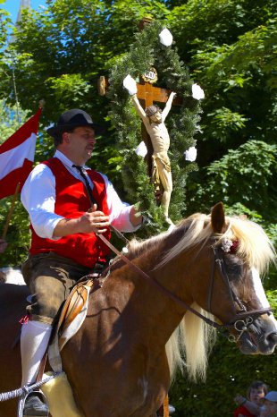 Kreuz-Reiter beim Eulogi-Ritt_Copyright Hochschwarzwald Tourismus GmbH.jpg