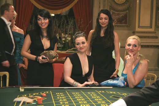 Gäste am Roulettetisch im Opernball Casino.jpg