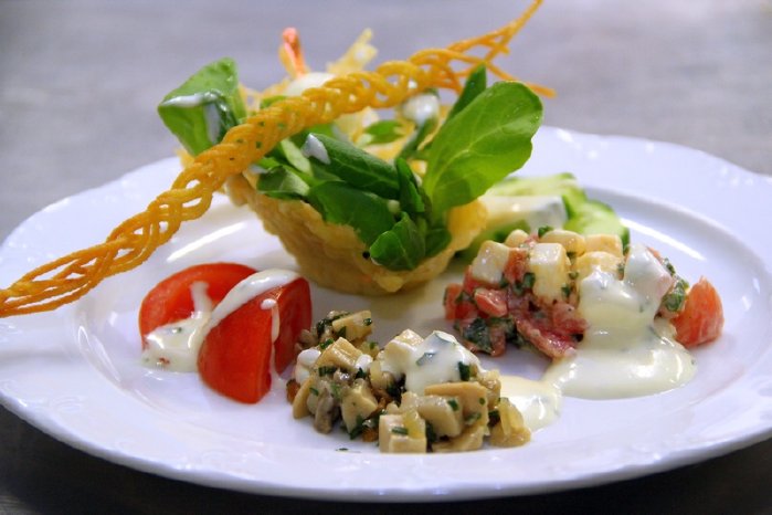 Trendelburg_Rapunzel-Salat im Trendelburger Landkäse-Nestchen mit Rapunzelzopf.jpg