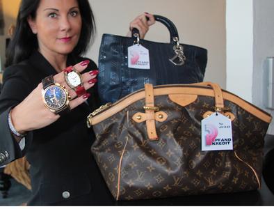 Von der mit Diamanten besetzten Ebel-Luxusuhr bis zum goldenen Omega-Chronometer, von der Louis-Vuitton-Reisetasche bis zum Dior-Täschchen: Immer öfter landen auch teure Luxus-Accessoires zur Absicherung von Pfandkrediten in Deutschlands Leihhäusern. Foto: ZdP