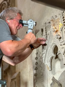 Restaurator Matthias Steyer untersucht das Maßwerk des Tumbendeckels_c-Stiftung Kloster Eberbach.jpg