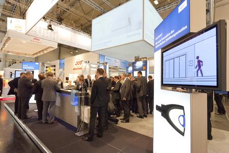 Die neue Generation der Zutrittsorganisation blueSmart weckte hohe Erwartungen im Markt. Inzwischen hat sich die innovative Technologie in der Praxis bewährt. Vom greifbaren Nutzen können sich Besucher der Security 2012 am Winkhaus Stand überzeugen