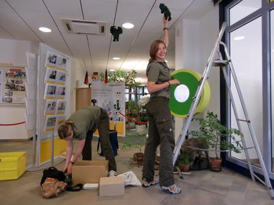 Karina Fennel und Sara Schuldt beim Aufbau der Exponate (Personen v. l.) / Foto:Nationalpark Kellerald-Edersee