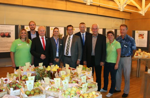 123_Landwirtschaftsminister Hauk und Bad Herrenalbs Buergermeister Mai werten die Gartenschau al.jpg