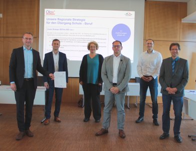 Erster Kreisbeigeordneter Dr. Jens Mischak, Stephan Schmidt von der Vogelsbergschule Lauterbach, Susanne Schäfer von der Max-Eyth-Schule Alsfeld, Michael Busold, Vorsitzender der Kreishandwerkerschaft für den Vogelsbergkreis, Viktor Reider, Teamleiter Berufsberatung der Agentur für Arbeit Gießen, und OloV-Regionalkoordinator Harald Finke (von links) hoffen auf gutes Gelingen bei der Umsetzung der neuen Strategie zur Fachkräftesicherung im Vogelsbergkreis / Foto: Jennifer Sippel / Vogelsbergkreis