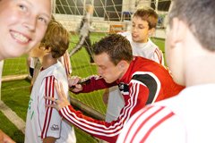 Heiß begehrt waren die Autogramme von Schirmherr Hanno Balitsch bei den „Einfach Fußball“-S.bmp