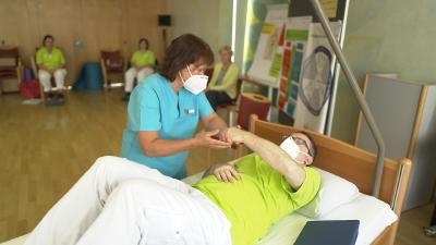 Kinästhetik-Trainerin Friederike Muth führt die gesundheitsfördernden Schulungen mit dem Pflegepersonal durch. Bild: Deutsche Fernsehlotterie