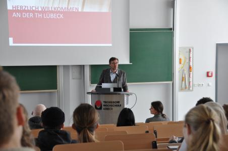 Wenn die Bewerbung erfolgreich war: Präsidiumsmitglieder begrüßen Erstsemester (Sommer 2020)