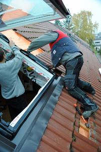 Die sorgfältige Ausführung von Wärmedämmung und Dachfenstereinbau entscheidet über das Wohnklima im Sommer und die Heizkosten im Winter.