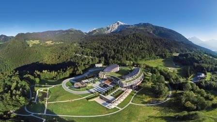 Kempinski_Hotel_Berchtesgaden_Aussenansicht_Watzmann_low.jpg