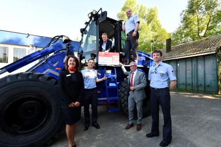 Sermin Sona, Leiterin der Filiale Bad Homburg der Taunus Sparkasse, Andreas Moecke, 1. Vorsitzender des THW-Ortsverbands, Landrat Ulrich Krebs, Oliver Klink, Vorstandsvorsitzender der Taunus Sparkasse, Holger Haupt, 2. Vorsitzender des THW-Ortsverbands (oben) und Tobias König vom THW (rechts).