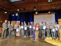 Die Preisträger des Medienpreises LEOPOLD 2024/2025 mit (v. l.n. r.) Richard Lorber (WDR), Reinhart von Gutzeit (Vorsitzender der LEOPOLD-Jury), Friedrich-Koh Dolge (Bundesvorsitzender des VdM) und Thomas Thomer (Bundesministerium für Familie, Senioren, Frauen und Jugend). Foto: C. Wanner.