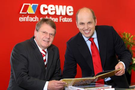 Harald H. Pirwitz, Vorstand der Neumüller CEWE COLOR Stiftung und zuständig für den Vertrieb sowie das Marketing in Deutschland, Österreich und der Schweiz, und Thomas Grunau, Geschäftsführer der Neumüller CEWE COLOR Stiftung und zuständig für die Bere
