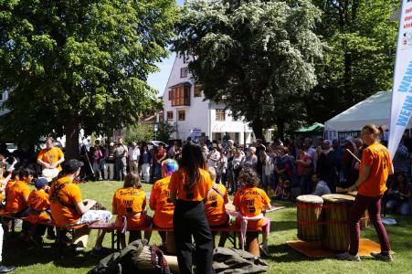 Bunt, lebendig und strahlend: So präsentiert sich auch in diesem Jahr wieder das Internationale Freundschaftsfest (Foto: Traudi Schlitt)