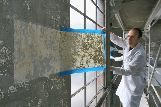 otero_pailos_cleaning_the_wall_of_the_alumix_factory.jpg