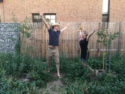 Cathrin Nieling und Dirk Müller in Ihrem bienenfreundlich umge-stalteten Garten / © Nieling/Müller