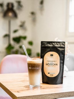 Hojicha-Latte_mit-KI-bearbeitet.png