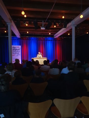 Marco Sonnleitner in Memmingen_Publikum_10_04_25_C Nadja Hendriks Schwabenakademie Irsee.jpg