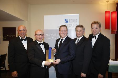 (v. links) Der Vize-Präsident des Marketing-Clubs Münster/Osnabrück, Albert Hirsch, und Präsident Thomas Hans überreichten den Marketing-Preis 2013 an den Geschäftsführenden Gesellschafter von Winkhaus, Tilmann Winkhaus, und Marketingleiter Tobias Bartels. Der Geschäftsführer des Marketing-Clubs, Dr. Mathias Hornke, hob den Mut hervor, mit dem Winkhaus sich dem Thema Social Media gewidmet hat. Foto: Winkhaus