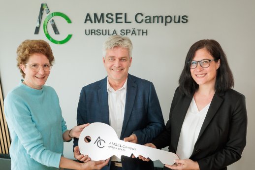 AMSEL Campus Ursula Späth_Schlüsselübergabe_Dr. Späth-Zöllner_Stetzuhn_Seyerlen_.jpg