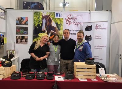 Swiss Galoppers Das hat sich Enrico Maraffio (Bm.) von der GUDO AG nicht nehmen lassen, am Messestand der Swiss Galoppers in Essen dabei zu sein.