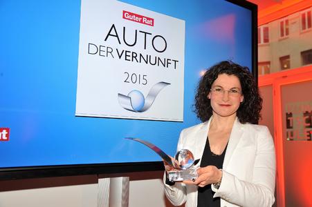 Auto der Vernunft 2015: Opel-Marketingchefin Tina Müller zeigt stolz die Auszeichnung für den neuen Corsa bei der Preisverleihung in Berlin. Foto: Adam Opel AG