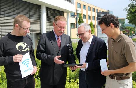Internetzugang für Flüchtlinge: Damit das Projekt ein Erfolg wird, brauchen die Initiatoren Bastian Mäuser (links) und Sven Seeberg (rechts) sowie Studentenpfarrer Herrmann Josef Eckl (2. von rechts) die Unterstützung der Bürger. Der Regensburger Bundestagsabgeordnete Philipp Graf Lerchenfeld (2. von links) hat sich der Freifunk-Initiative bereits angeschlossen. Foto: obx-news