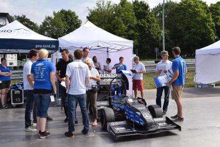 Superschnell auf Erfolgskurs: Der von Studenten der Ostbayerischen Technischen Hochschule Amberg-Weiden selbst gebaute Elektro-Rennwagen „RS17“ für die diesjährige Saison. Foto: obx-news/Running Snail