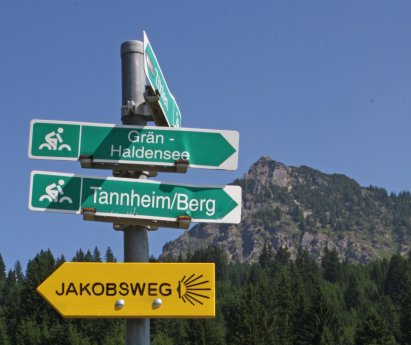 Der „Außerferner Jakobsweg“ führt durch das Tannheimer Tal, im Hintergrund der Berg Einstei.jpg