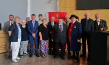 Festgäste
Konrad Epple MdL; SL-Bundesfrauenreferentin Gerda Ott; Waltraud Illner, stv. Landesobfrau; Christa Vossschulte, Landtagsvizepräsidentin a.D.; Christoph Zalder, stlv. Landesobmann; Vinzenz Sliwka; Iris Ripsam, UdVF-Landesvorsitzende; OB Dr. Frank Nopper; Bernd Posselt MdEP a.D.; Rudolf Fischer, SL-Landesobmann Berlin; Reinhold Frank, Vorsitzender des Landesverbandes der Heimat- und Trachtenverbände; Reinfried Vogler, Ehrenpräsident der Kulturstiftung der deutschen; Prof. Dr. Armin Rosin