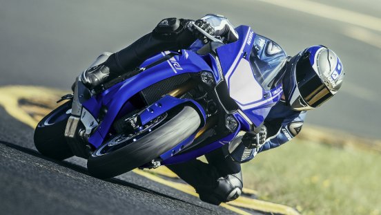 2017-Yamaha-YZF-R1-EU-Race-Blu-Action-004.jpg