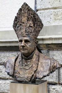 Bronzebüste Papst Benedikt XVI
