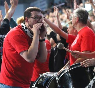 Über 150 Handball-Fans sind aus Erlangen in Hüttenberg dabei (© Foto: HJKrieg, Erlangen)
