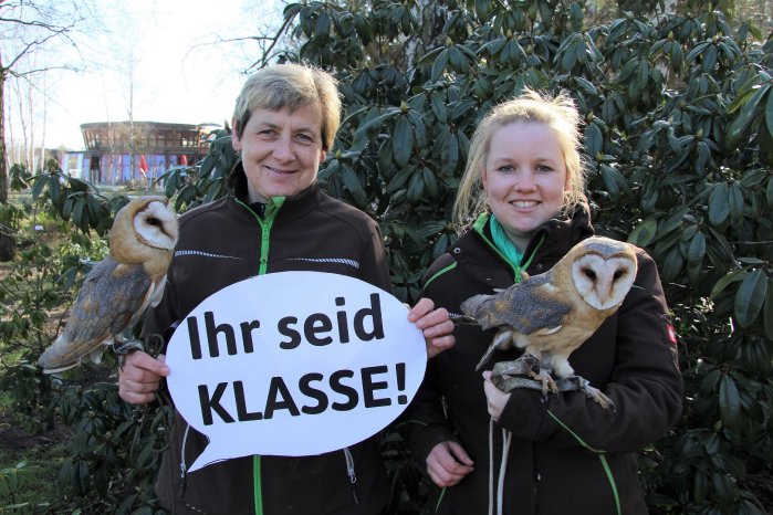 Wildpark-Team sagt Danke_Liane Kasch und Gina Motschnek mit Schleiereulen.JPG