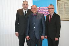 (von links) Zusammen mit Hauptgeschäftsführer Jens Brandt (links) und seinem Stellvertreter, Christian Berg (rechts) stellte sich Zentralheizungs- und Lüftungsbauermeister Olaf Mayer dem Fotografen