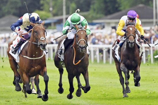 IDEE-Deutsches-Derby_-Zieleinlauf_galoppfoto-scaled-1200x0.jpg